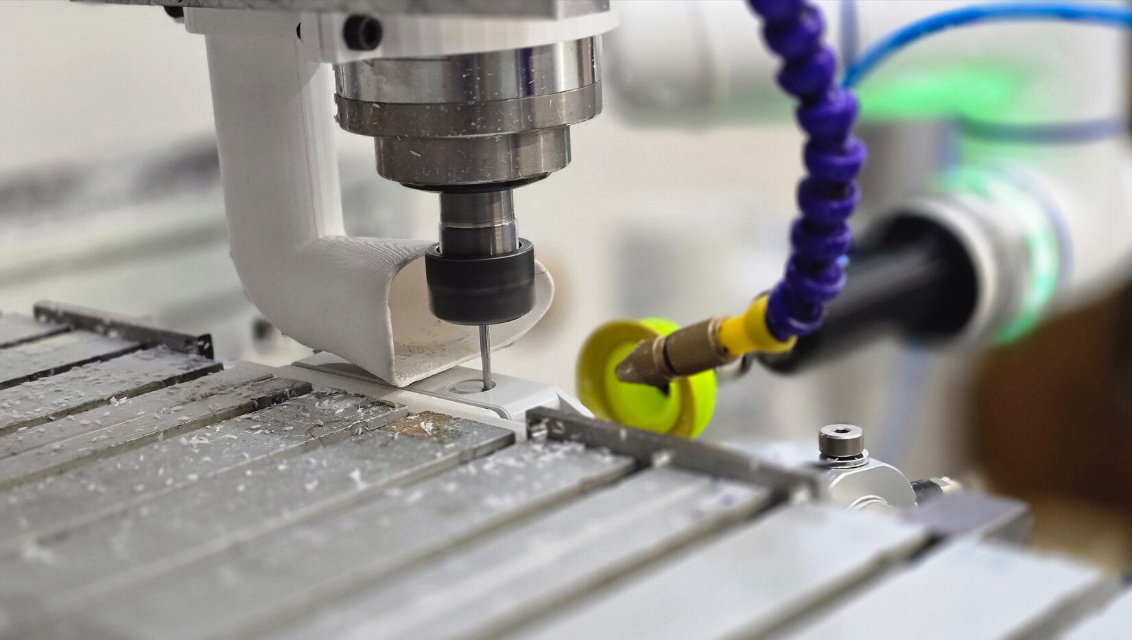 Obróbka CNC obudów plastikowych – jak projektować otwory, wycięcia i modyfikacje?